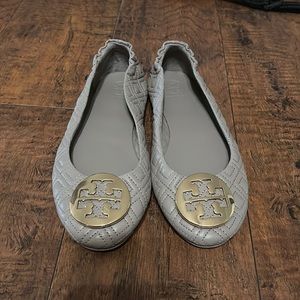TORY BURCH Quilted Minnie Metal Logo Gray Dust Storm Gold Travel Ballet Flats